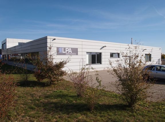 Außenansicht des Firmengebäudes der LPA electronics GmbH - Elektronische Baugruppen & Elektronikbauteile in Grossenseebach bei Erlangen
